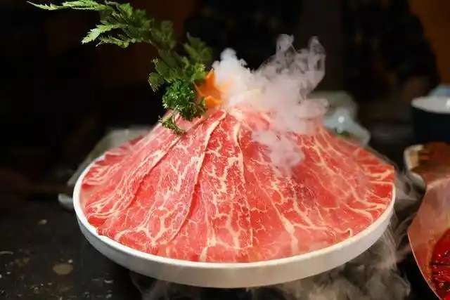 颜值超高的的安格斯至尊雪花牛肉,稍涮即可食用,细嫩化渣.