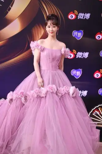 杨紫皮肤令人羡慕驾驭粉嫩长裙无任何压力网友越来越美了