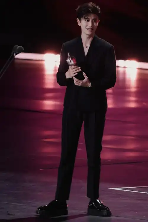 任嘉伦爱奇艺尖叫之夜##任嘉伦获亚太年度优秀演员##任嘉伦的深v西装