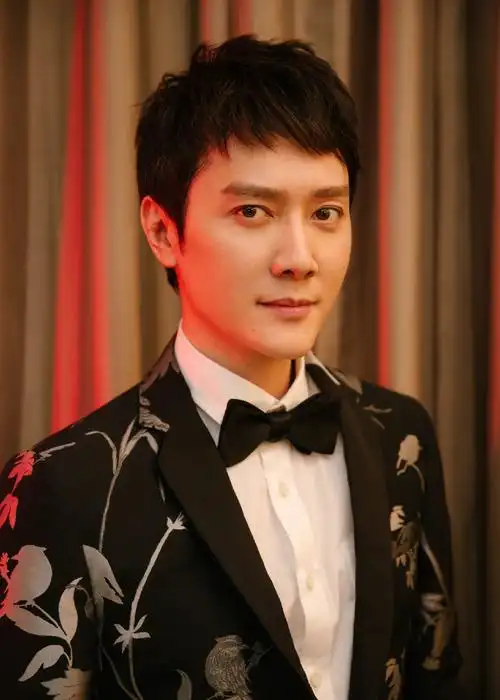 张宥浩帅气高清写真图片 冯绍峰帅气高清写真图片