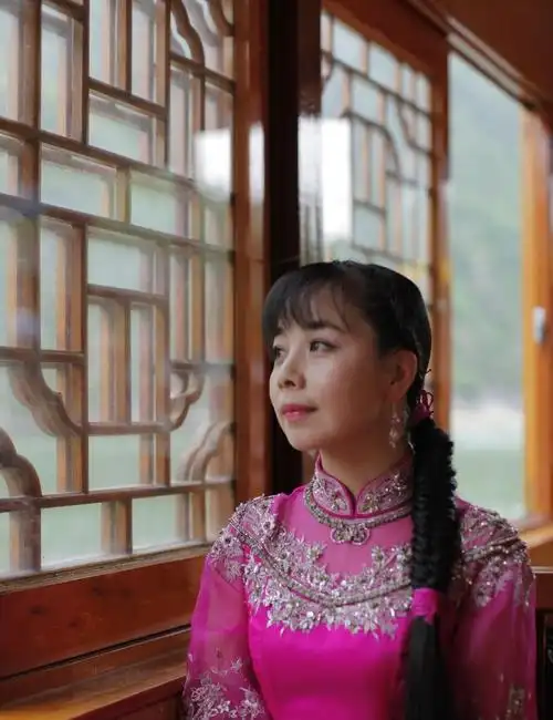 32岁王二妮生活近照,独具陕北风韵美得不像话,清新十足如少女