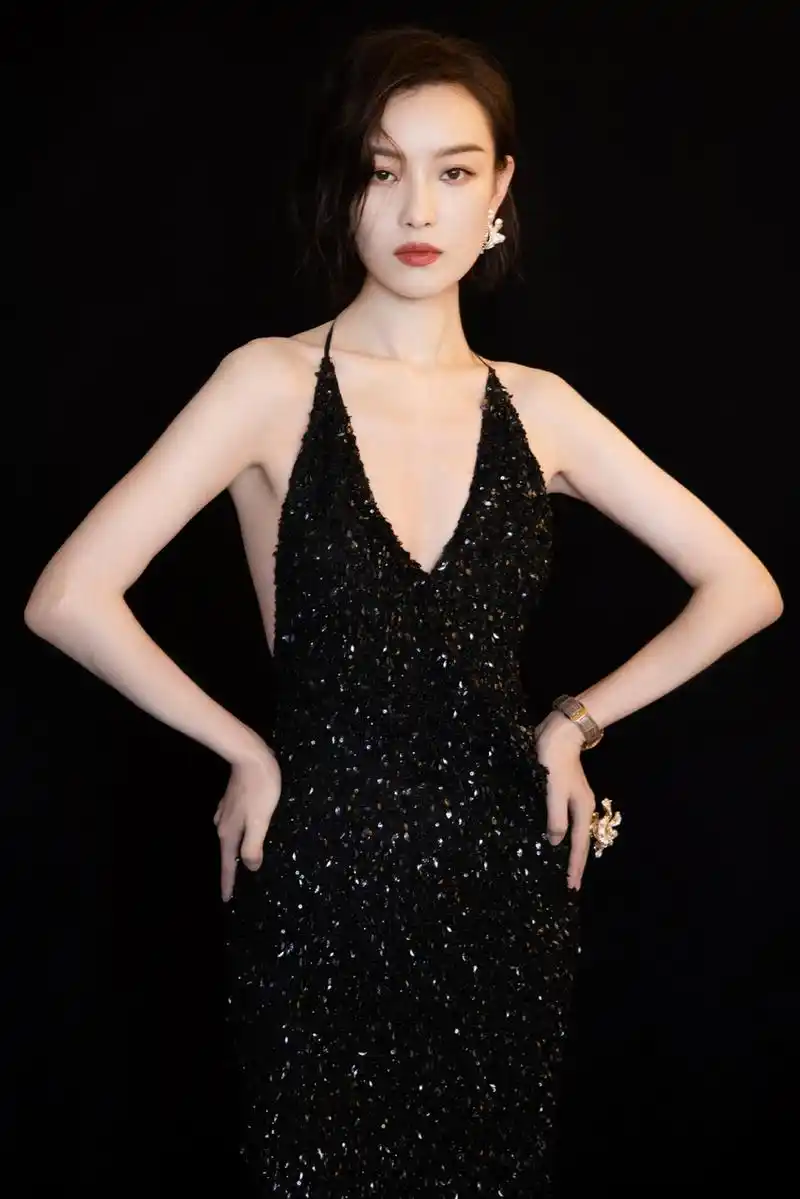 倪妮穿黑色亮片深v礼服 大秀美背性感撩人