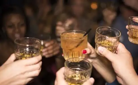 开心喝多了发朋友圈的句子,形容喝酒高兴的句子有哪些?-语录网