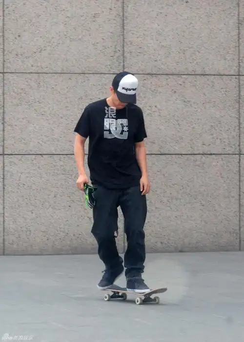 夏雨驾车外出玩滑板 腾空翻板尽显专业范