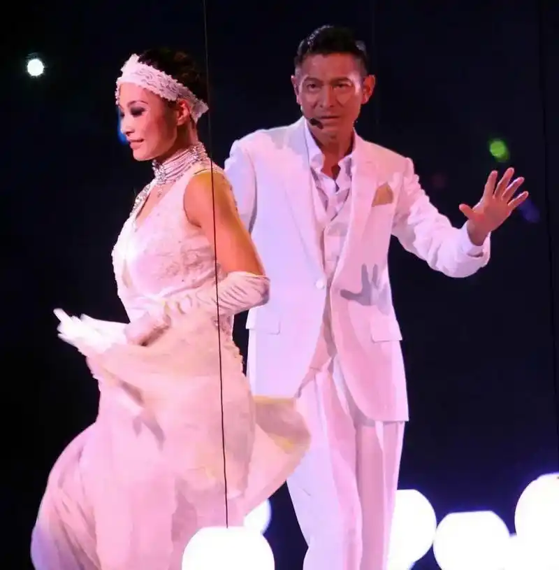 "然而,赖文慧坚决拒绝了,并表示无论对方给多少钱,她都不会离开刘德华