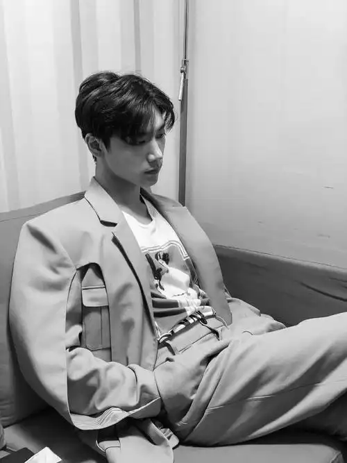 在整个南韩爱豆圈都是一顶一泰民的《move》金钟仁的踩点独舞ten的