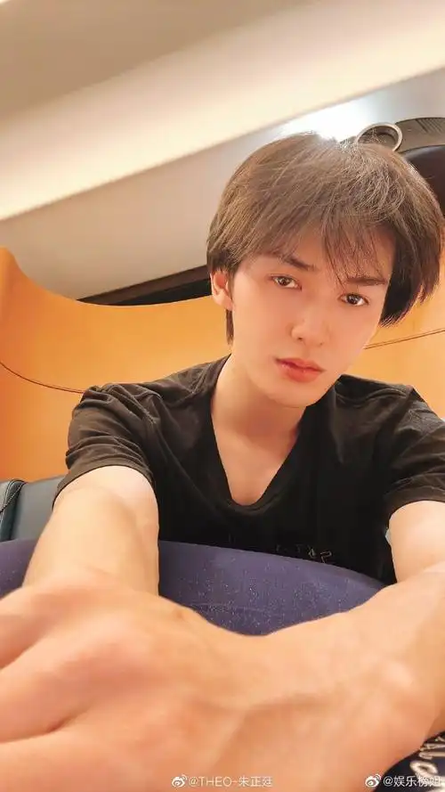 朱正廷晒自拍照#朱正廷深夜晒自拍照,并和大家分享了排球少年一些