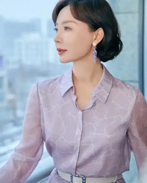 "齐耳烫发"=最适合中年女性的发型,时尚减龄,陈数董卿都喜爱