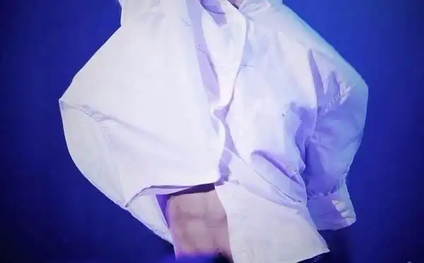 王俊凯晒腹肌被网友嘲讽就这几根骨头只能挨一拳