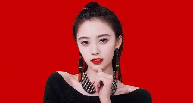 鞠婧祎全靠刘海撑?当看到她大背头的造型后,才知道什么叫高级美