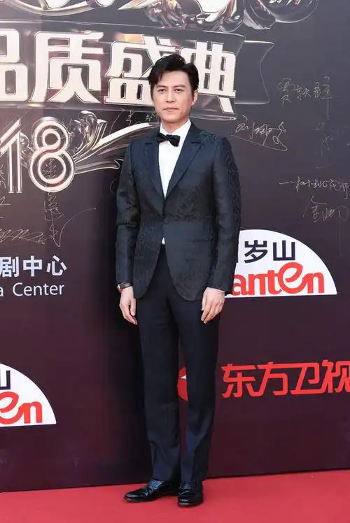 原创靳东说自己以前没有王宝强帅,看了旧照,网友:告辞