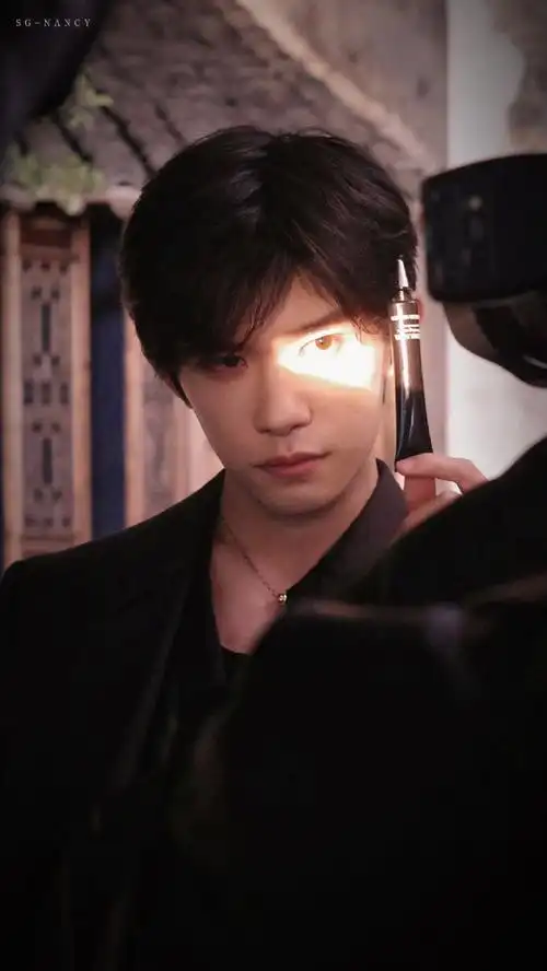 易烊千玺手拿dv走红毯##易烊千玺气定神闲的sense##gq出图了