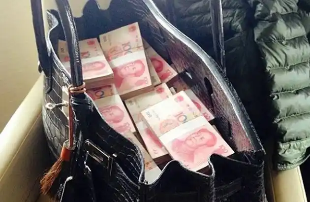 秀装20万人民币名牌包 br />网民炮轰 颜天发炫富