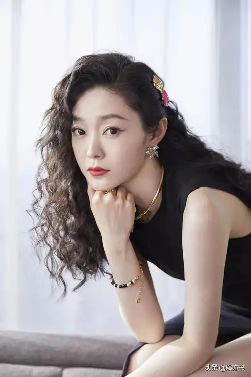 宋轶复古羊毛卷造型酷黑长裙樱粉海星裙慵懒随性酷飒洒脱