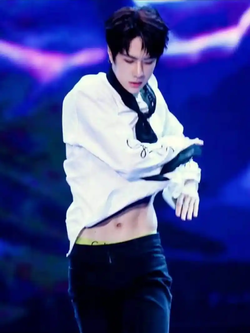 王一博的腹肌,又奶又狼,又萌又酷,又纯又欲,吸女友粉神器 #王一博