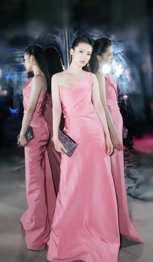 被李沁的"黄金比例"惊艳到了,穿粉色抹胸裙温柔甜美,高贵典雅