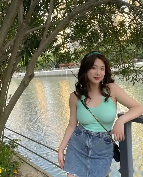 胸大艳俗大胸女孩春夏这样穿太高级了