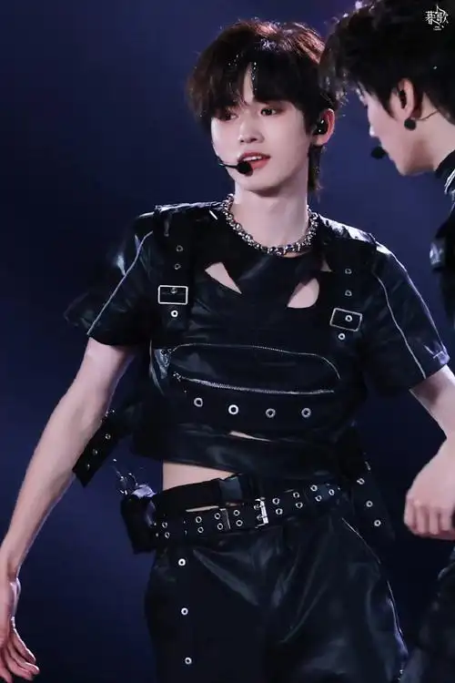 宋亚轩现场换衣服##宋亚轩又对粉丝飞吻