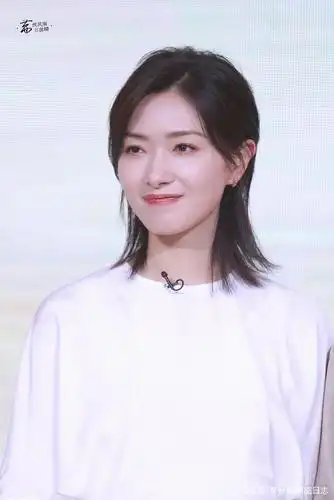 万茜纯白色真丝连衣裙优雅气质,齐肩短发温柔大方干净利落