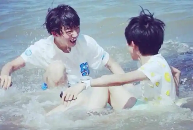 王俊凯送王源演唱会花篮