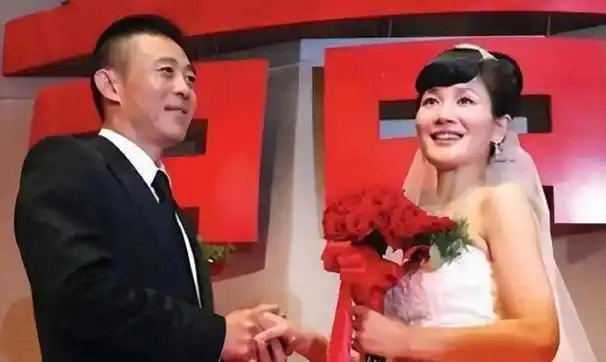 回顾:输给"野花"的女星,个个长得美老公却不念旧情找新欢