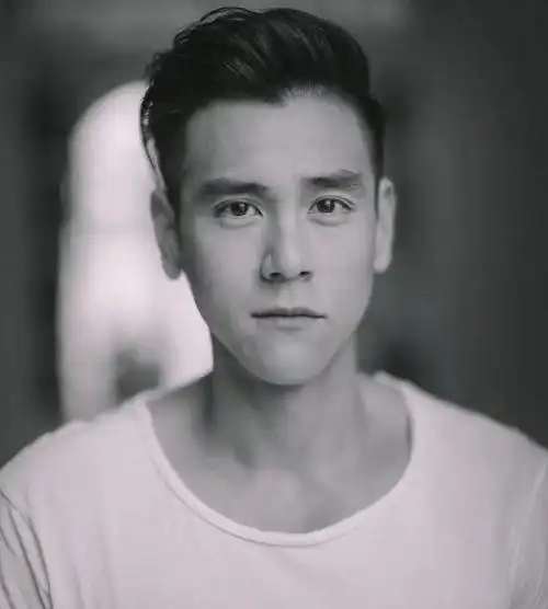 网友香港偶遇彭于晏,身高挺拔很抢眼,终于理发变回寸头帅气模样|发型