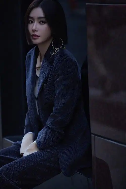 纽约时装周造型来了一袭深色西装变身霸道女总裁