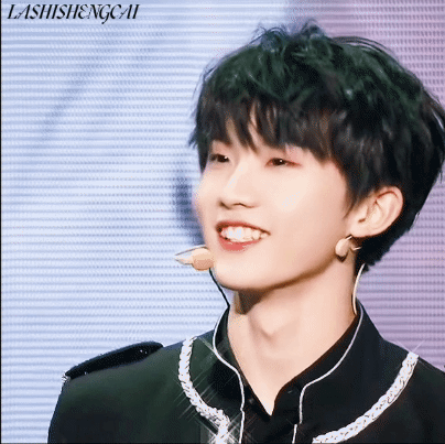 分享一组马嘉祺治愈系笑容动图,转走这个小马给你一天好心情!