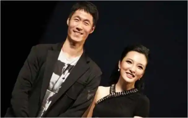 国乒名将王励勤的传奇人生曾与赵薇恋爱最终抱得小娇妻归