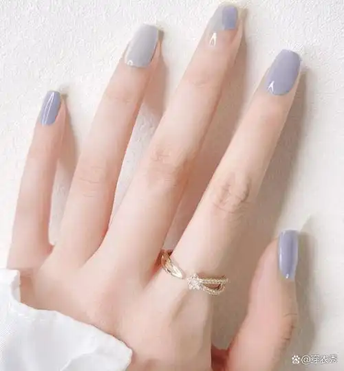 指甲油什么颜色显得手白?