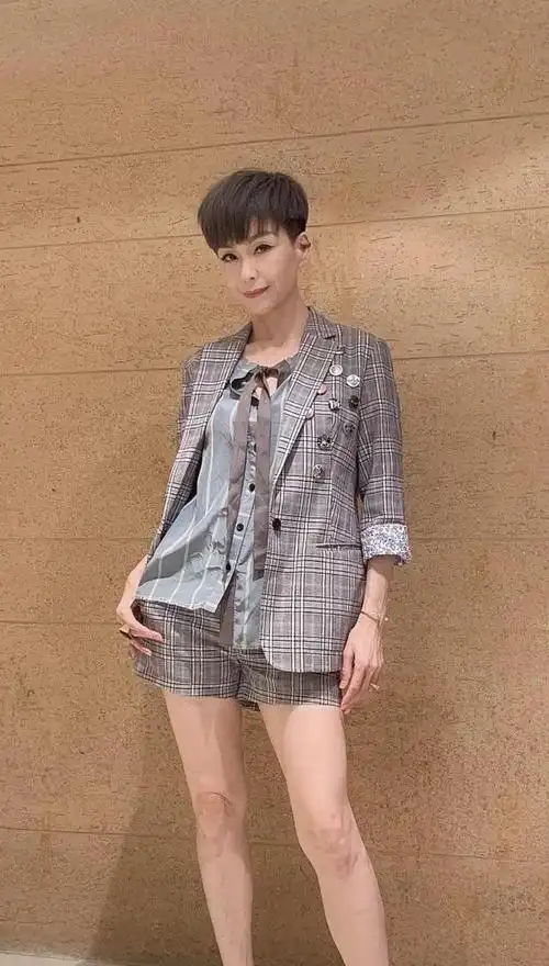 伍咏薇51岁又怎样?穿白色蕾丝连衣裙,剪沙宣头短发时髦又洋气