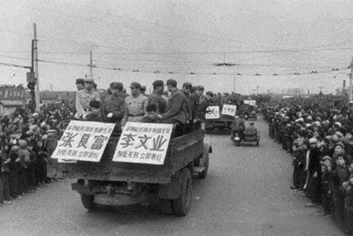 老照片:50年代处决反革命分子的旧照,先游街再枪毙!