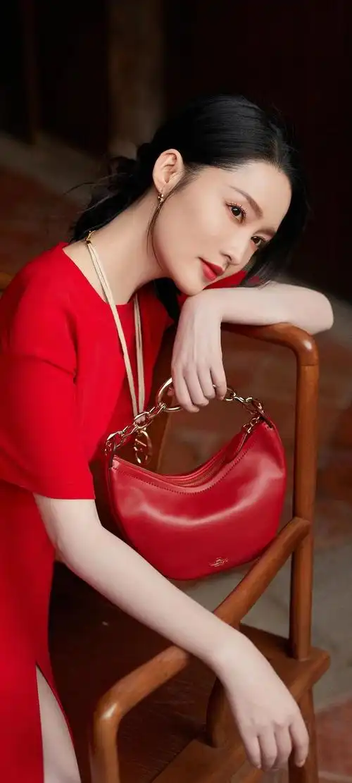 美女系列壁纸第210期-李沁,这个名字在近年来的娱乐圈中逐渐崭露头角