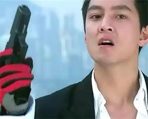 求新警察故事成龙,吴彦祖最后在天台时组枪的背景, 有大神可以说一下