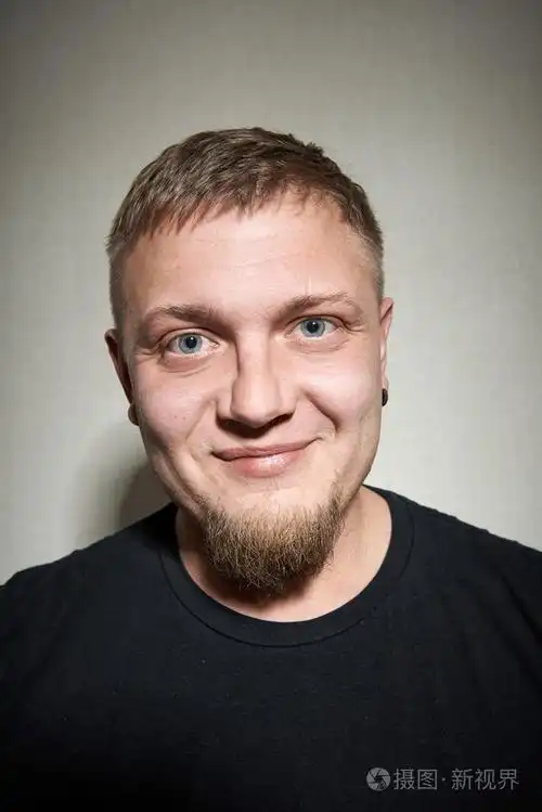 留着小胡子的男人的肖像