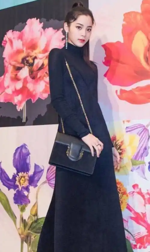 欧阳娜娜要把人逼疯,脚下鞋子实在太奇葩,踮着脚在走路也是绝了_造型