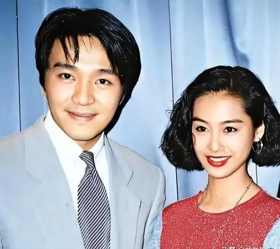 朱茵是一位正儿八经科班出身的演员,家境优渥,自小便喜欢表演.