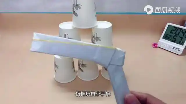 可以发射子弹的折纸玩具手枪做法超简单星期天有得玩了
