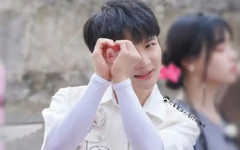 【周深】深深向我们比心了啊啊啊啊好可爱啊救命!