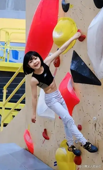 我8岁女孩,带41岁妈妈练攀岩,成为同款马甲线的闺蜜,不怕苦
