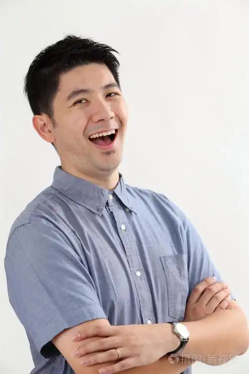 男子笑的很开心