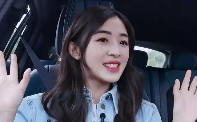 31岁张含韵录节目大胆素颜镜头扫过她的脸说18岁我都信