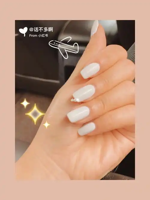 纯白色指甲油真的很香.好搭配,很简约,很气质.#话不多的美丽日记