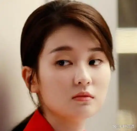 (乔欣饰)呢,起初虽只是500强企业的小实习生,收入平平,不过人家有学历