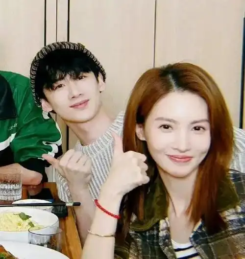 金晨直播回应恋情澄清白敬亭被冤枉这姐是真敢说啊