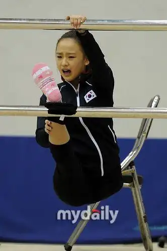 艺体萝莉苦练一字马孙妍在柔韧惊人惹人疼图