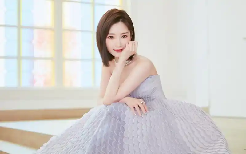 毛晓彤紫色长裙优雅写真桌面壁纸