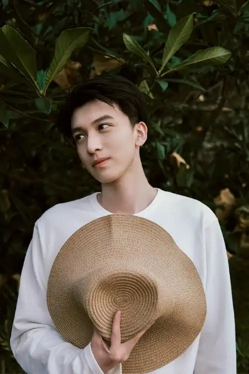 赵英博清爽夏日写真曝光 少年脸尽展温柔"侧颜杀"