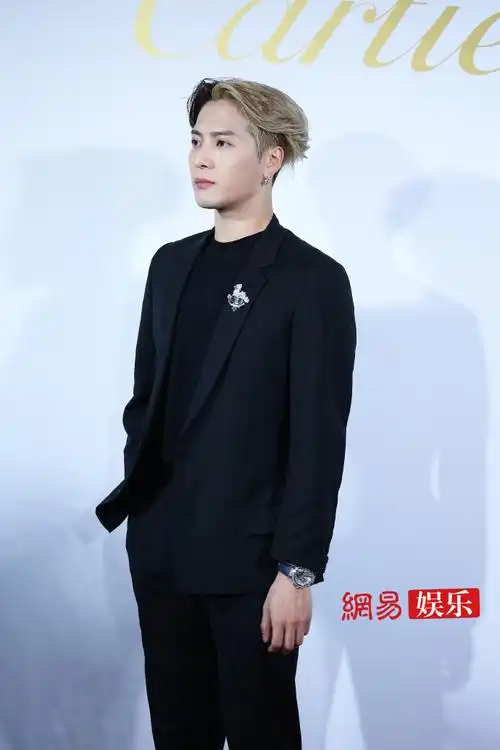 王嘉尔黑金双拼发色