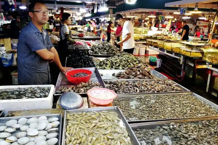 夏季海鲜销售旺季 世界杯看球,啤酒节举办 看青岛海鲜咋准备的